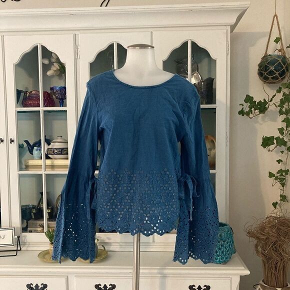 Bell Sleeve Blue Top Eyelets Sz Medium Style Envy - Picture 1 of 7
